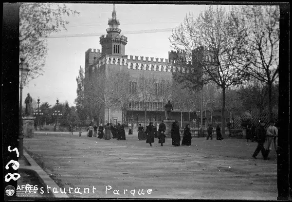 Strollers in front of the Castle of the Three Dragons, Parc de la Ciutadella