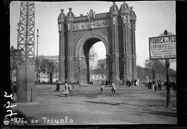 Arc de Triomf, the Exposition's entrance gateway, with the Palace of Justice behind