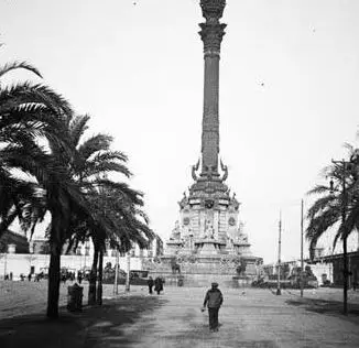 People beside the Columbus Monument