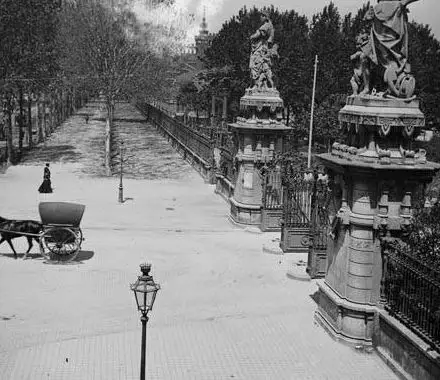 Main gate and Paseo de la Industria in the Parc de la Ciutadella
