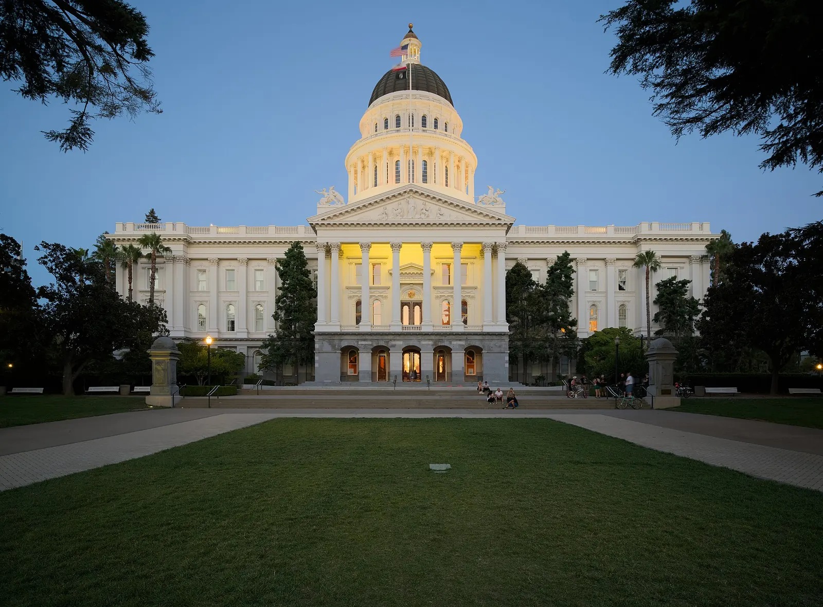 California State Capitol: Blue hour front view of California State Capitol dllu 2018