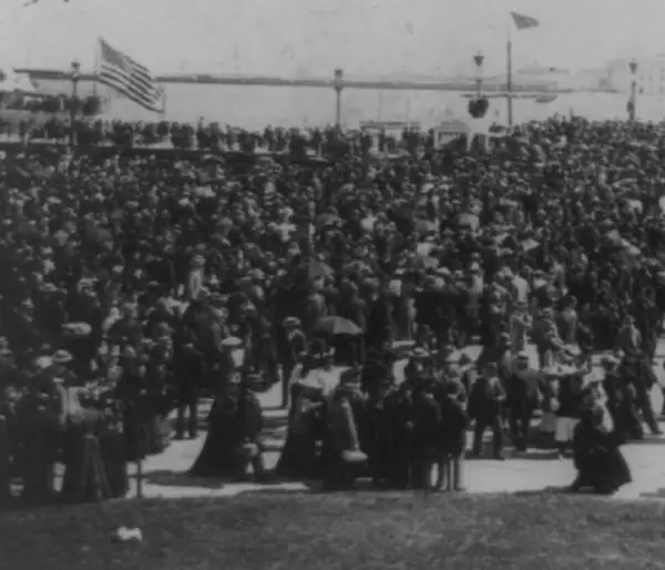 British Day crowds crossing bridge at World's Columbian Exposition, Chicago, Ill
