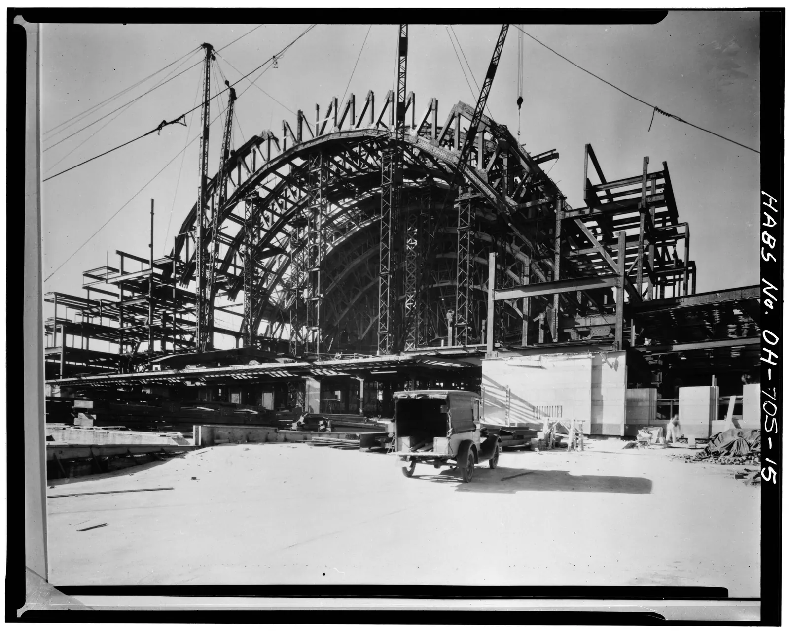Union Terminal: Photocopy of photograph c. 1931, photographer unknown STRUCTURAL FRAMING OF DOME, LOOKING SOUTHWEST DURING CONSTRUCTION - Cincinnati Union Terminal, 1301 Western Avenue, HABS OHIO,31-CINT,29-15