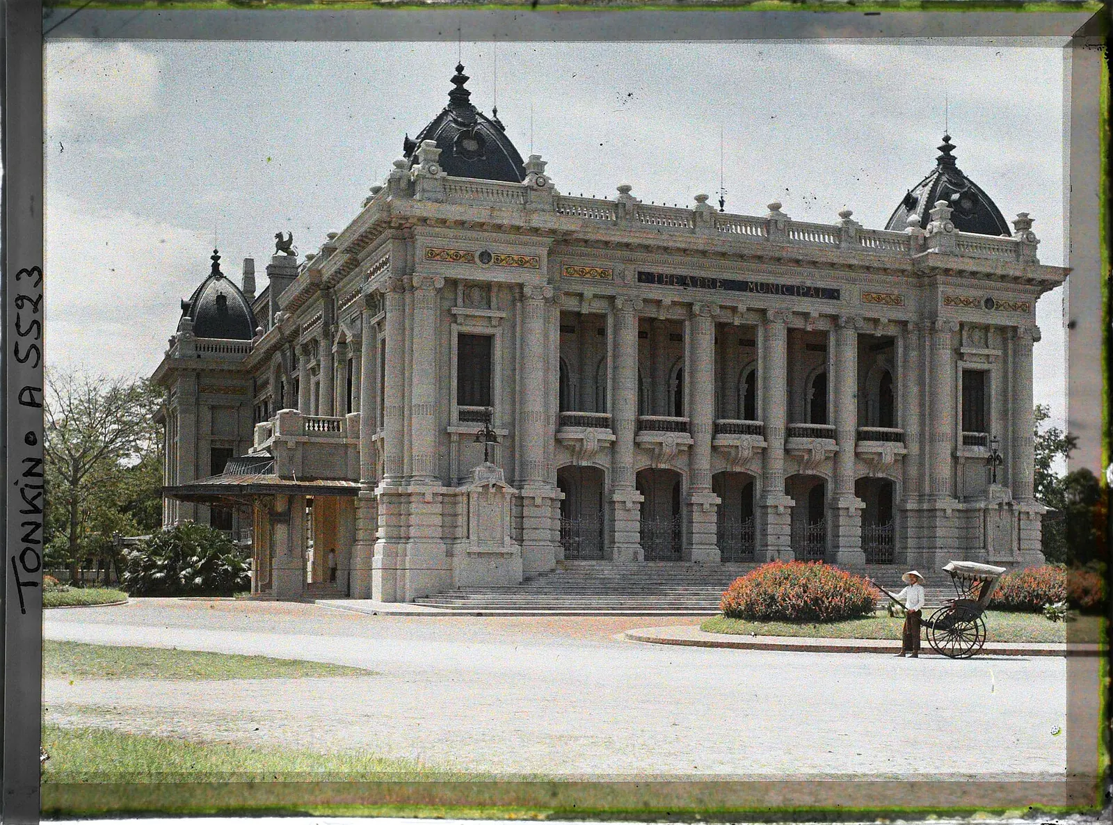 Hanoi Opera House: L e théâtre municipal dans le quartier de la Concession, sur la droite un pousse-pousse - A5523