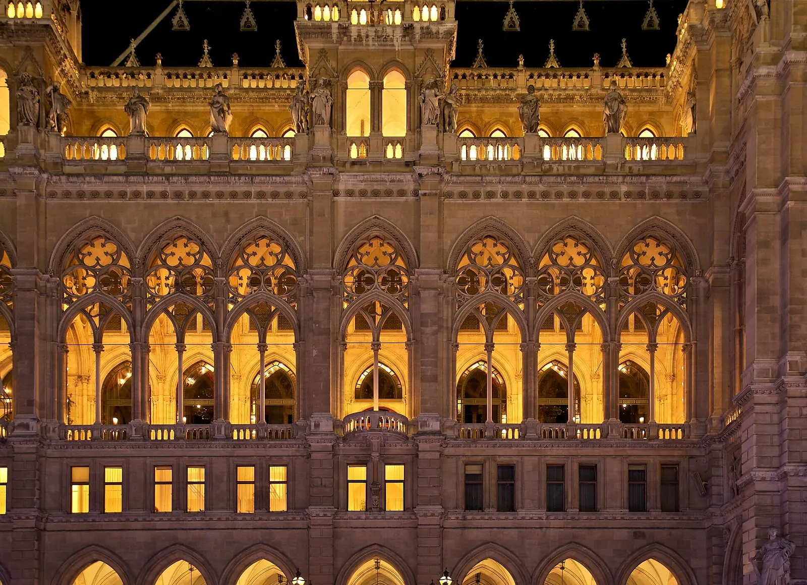 Vienna City Hall (Rathaus): Detail façade neues Rathaus Vienna night