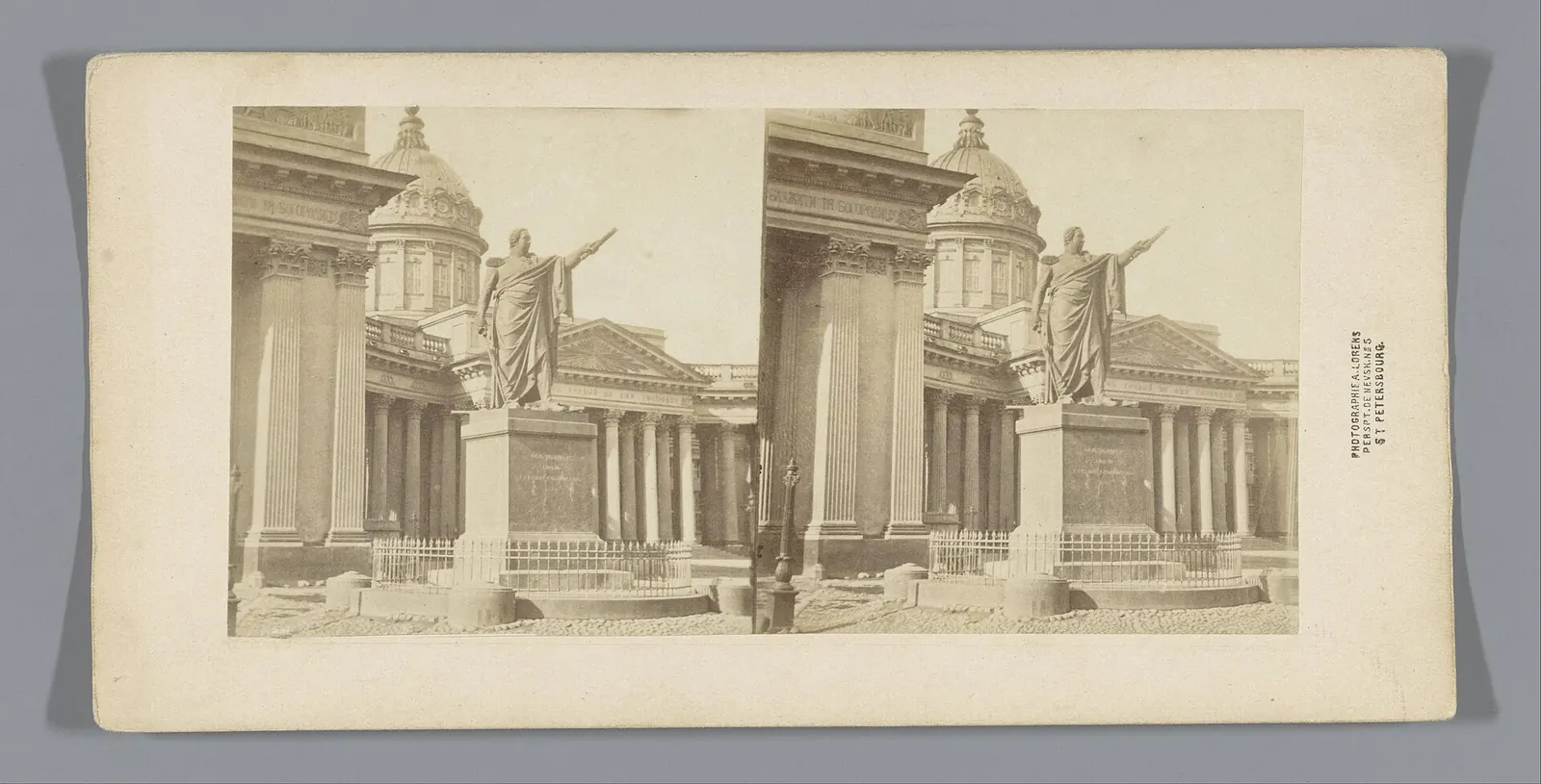 Kazan Cathedral: Gezicht op de Kazankathedraal in Sint-Petersburg met een monument voor veldmaarschalk Michail Koetoezov ervoor, RP-F-F07408