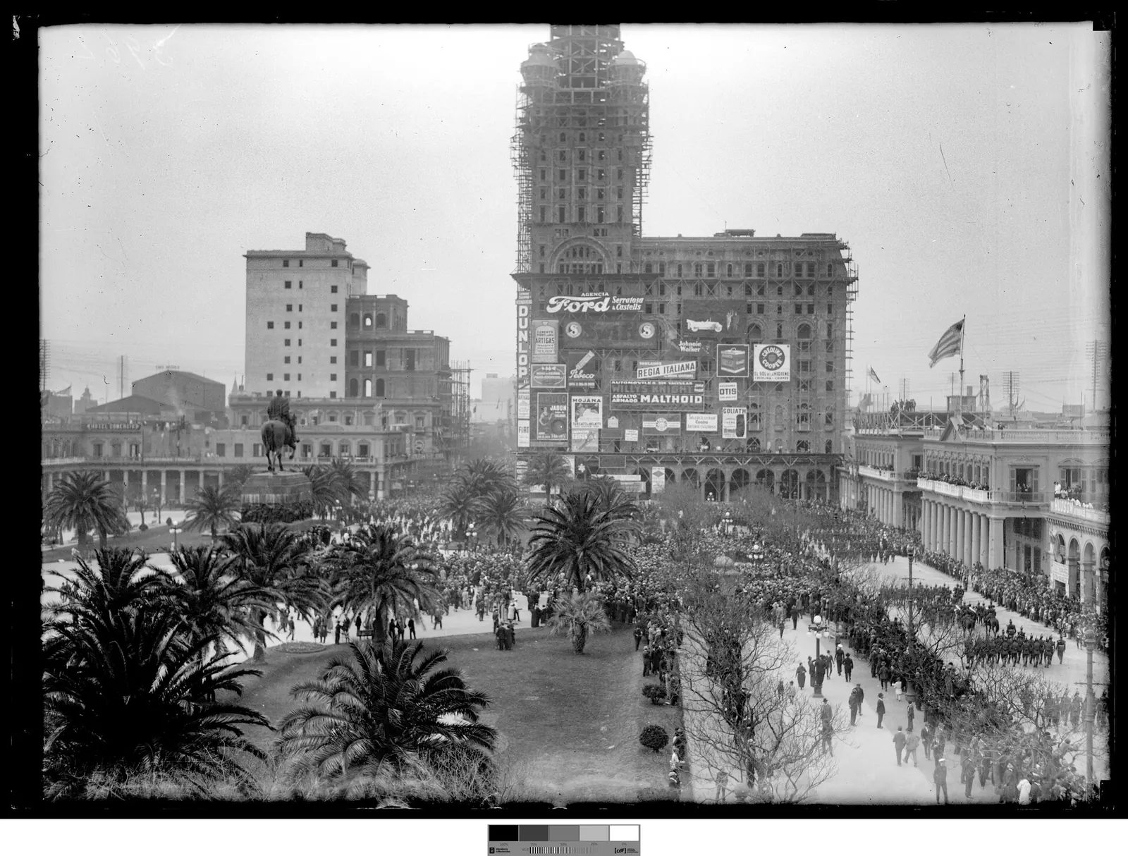 Palacio Salvo: Desfile militar en ocasión de la llegada del Príncipe de Gales, Eduardo de Windsor - 03962FMHGE