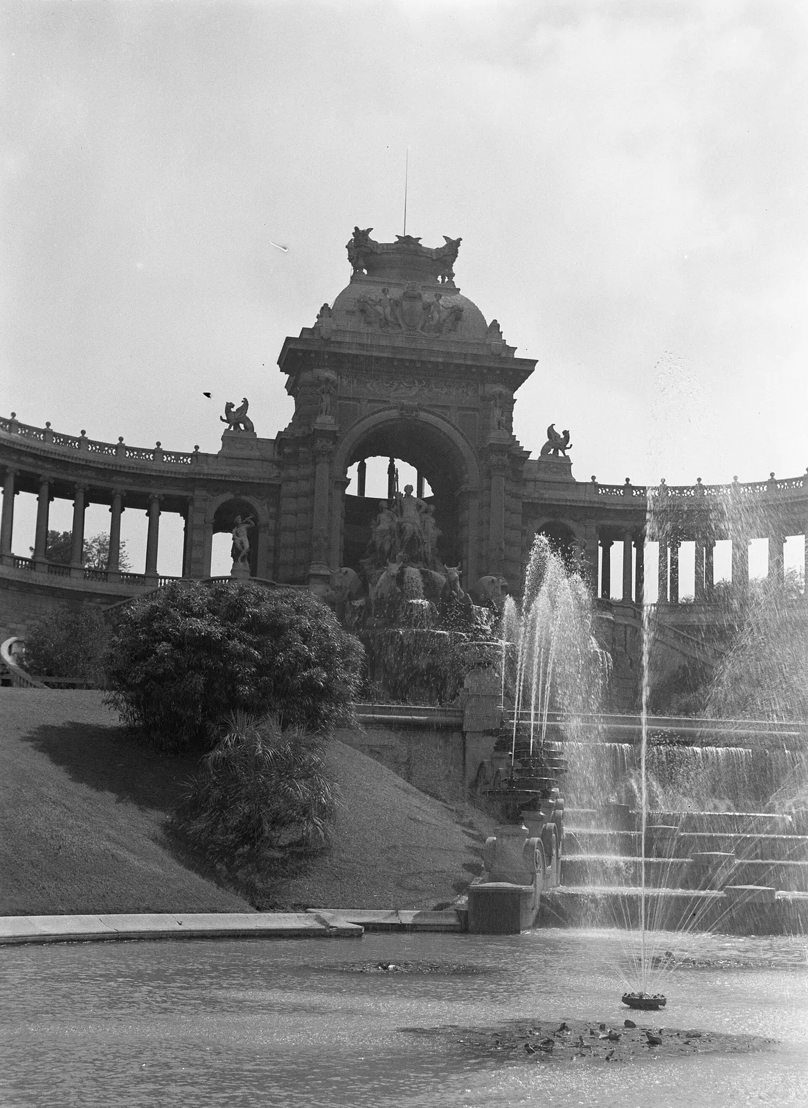 Palais Longchamp: De fontein van Le Palais Longchamp. Le Palais Longchamp (1862) is gebouwd ter vi, Bestanddeelnr 191-0130