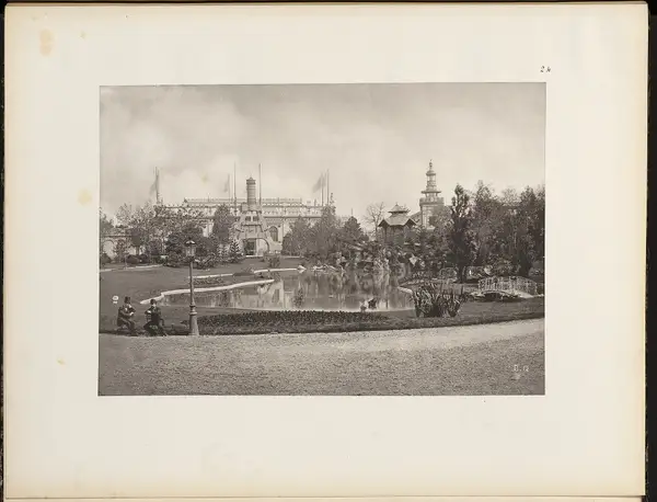 Vue générale du pavillon du Creusot et du pavillon du Ministère des Travaux Publics - Berthaud