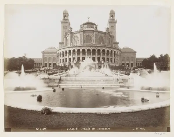 Exterieur van het Palais du Trocadéro in Parijs PARIS. Palais du Trocadéro