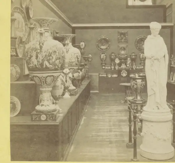 Keramiekafdeling van het Italiaanse paviljoen op de Wereldtentoonstelling van 1878 Céramique section italienne Exposition Universelle 1878 (serietitel op object
