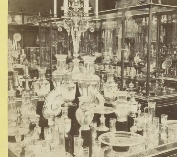 Kristalafdeling in het Oostenrijk-Hongaarse paviljoen op de Wereldtentoonstelling van 1878 Cristeaux section autrichienne Exposition Universelle 1878 (serietite