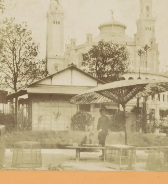 Japanse boerderij op de Wereldtentoonstelling van 1878, met op de achtergrond het Palais du Trocadéro Ferme Japonaise Exposition Universelle 1878 (serietitel op