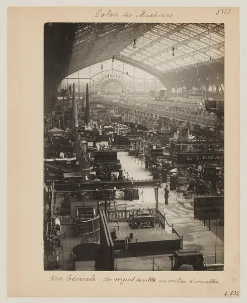Machines displayed in a side aisle of the Galerie des Machines