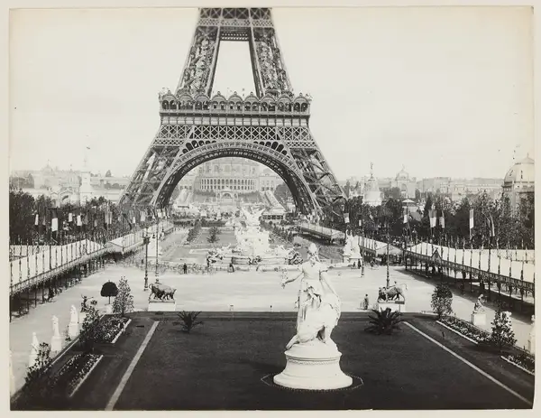 General view of the central garden with the Trocadéro palace in the distance