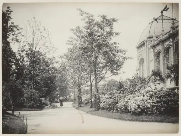 Grand avenue along the terrace of the Palace of Fine Arts