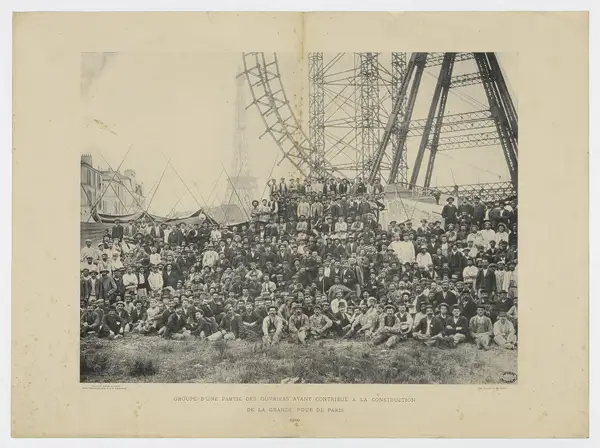 Groupe d’une partie des ouvriers ayant contribué à la construction de la grande roue de Paris