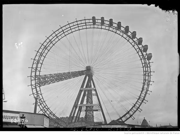 La grande roue de l'avenue de Suffren, neuf nacelles non démontées
