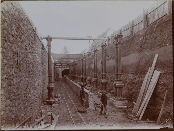 Station rue de Lyon. Vue prise de la tranchée. 12ème arrondissement, Paris. Charles Maindron, 17 novembre 1899 (ph26191 1006550)