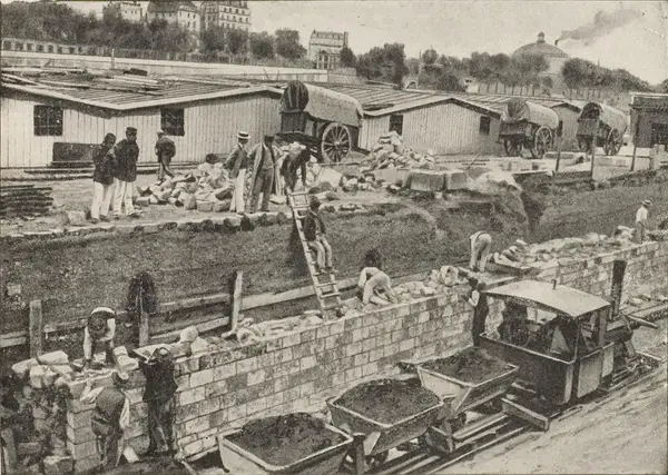 L'Exposition universelle de Paris, 1900. — Le prolongement des lignges de laCie d'Orleans — Construction du mur de tranchee au quai Saint-Bernard — Weltausstell