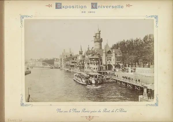 Gezicht op de gebouwen van Le Vieux Paris vanaf de Pont de l'Alma Vue sur le Vieux Paris prise du Pont de l'Alma