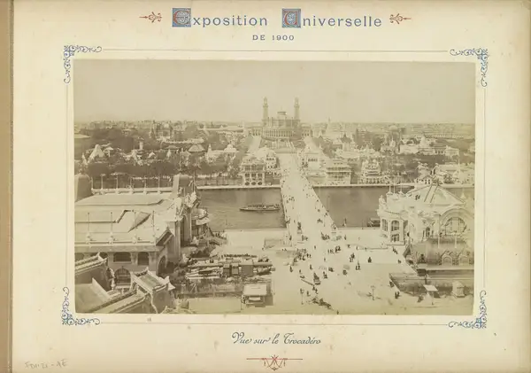 Gezicht op de Seine, de Pont d'Iéna en het Palais du Trocadéro in Parijs Vue sur le Trocadéro