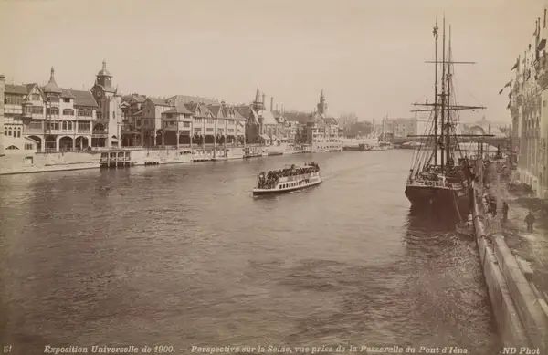 Perspective sur la Seine, vue prise de la passerelle du pont d'Iéna