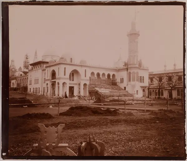 Le pavillon de l'Algérie en construction en vue de l'Exposition universelle de 1900, vue prise du quai ou pont d'Iena, 1