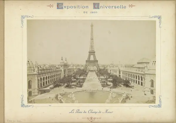 Gezicht op het Parc de Mars met centraal de Eiffeltoren La Parc du Champ de Mars