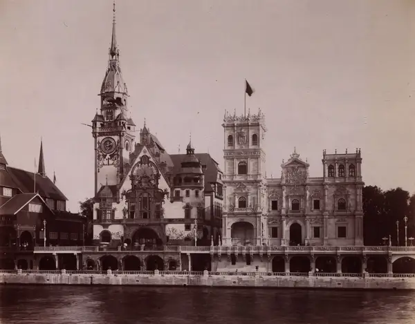 KITLV A1125 - Het Duitse en het Spaanse paleis tijdens de Wereldtentoonstelling te Parijs in 1900, KITLV