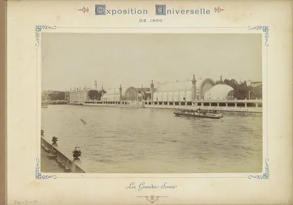 Gezicht op de serres van het Palais de l'Horticulture langs de Seine in Parijs Les Grandes Serres