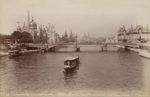 Perspective sur la Seine prise en aval du pont Alexandre III
