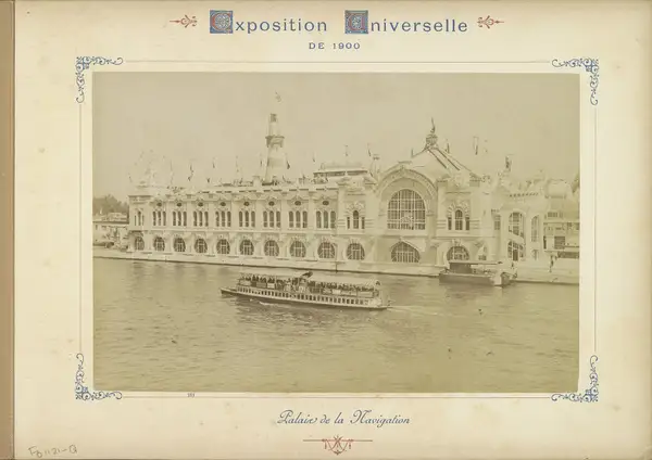 Gezicht op het Palais de la Navigation de Commerce langs de Seine in Parijs Palais de la Navigation