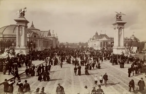 Perspective de l'avenue Nicholas II; Vue prise du pont Alexandre III