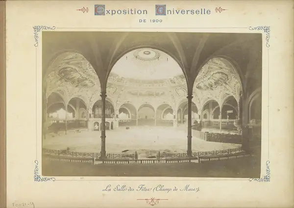 Interieur van La Salle des Fêtes aan het Champ de Mars in Parijs La Salle des Fêtes (Champ de Mars)