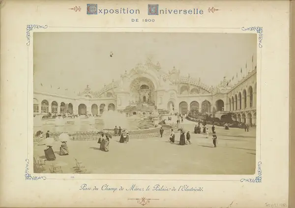 Château d'eau (voorgrond) en het Palais de l'Electricité aan het Champ du Mars te Parijs Parc dus Champ de Mars, le Palais de l'Electricité