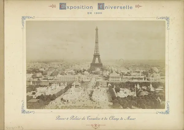 Gezicht op het terrein van de Wereldtentoonstelling van 1900 in Parijs met centraal de Eiffeltoren Parcs & Palais du Trocadéro & du Champ de Mars