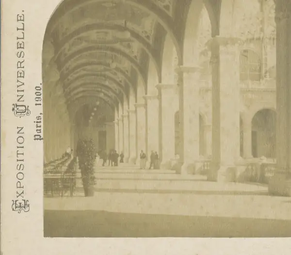 Een galerij op het Champs de Mars tijdens de Wereldtentoonstelling van 1900 Vue prise au Champ de Mars Exposition Universelle Paris, 1900 (serietitel op object)