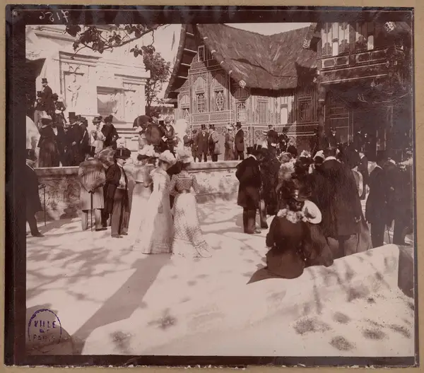Foule devant un des pavillons de l'Exposition universelle de 1900, Champs-de-Mars, 7e arrondissement, Paris