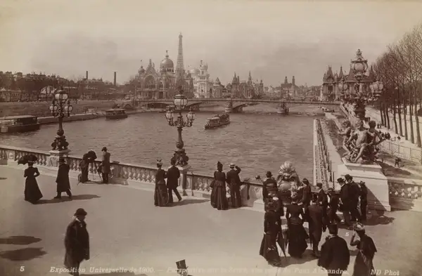 Perspective sur la Seine, vue prise du pont Alexandre III