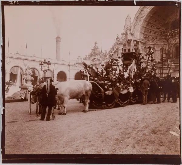 Char tiré par des bœufs devant le palais de l'électricité, Paris