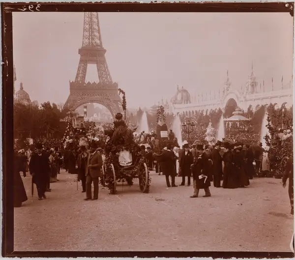 Char de Carnaval près de la tour Eiffel, 7ème arrondissement, Paris