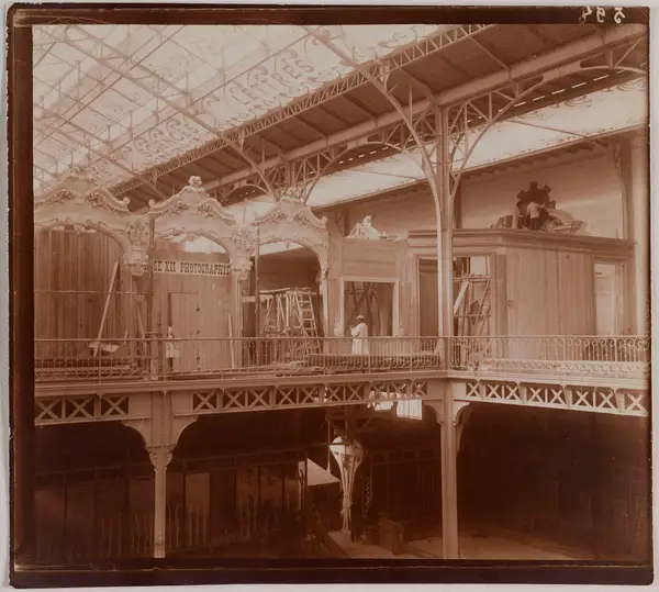 Vue intérieure du palais de l'Enseignement et du Matériel des sciences, lettres et arts pendant sa construction, section