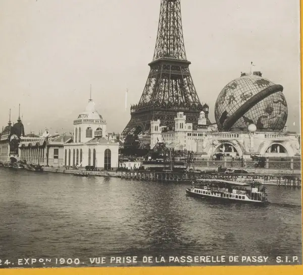 De Eiffeltoren en andere gebouwen van de Wereldtentoonstelling van 1900 langs de oever van de Seine Expon 1900. Vue prise de la Passerelle de Passy