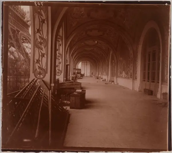 Galerie le long d'un des palais du Champ-de-Mars pendant la construction, Exposition universelle de 1900, 7ème arrondiss
