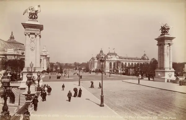 Perspective de l'avenue Nicolas II prise du Pont Alexandre III