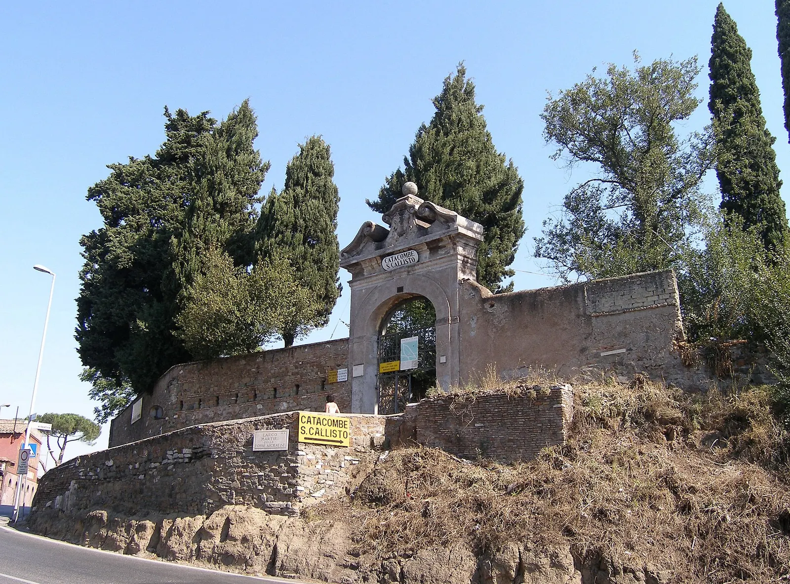 Catacombs & Underground: Rom, Calixtus-Katakombe, Eingangstor zum Park der Katakombe