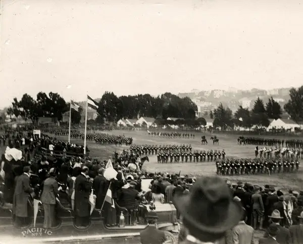 Defilé van de de Garnizoenssoldaten bij de opening van de Panama Pacific Exposition, SFA022813338