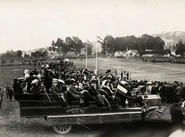 Er is veel belangstelling voor de parade bij de Panama Pacific Exposition, SFA022813339