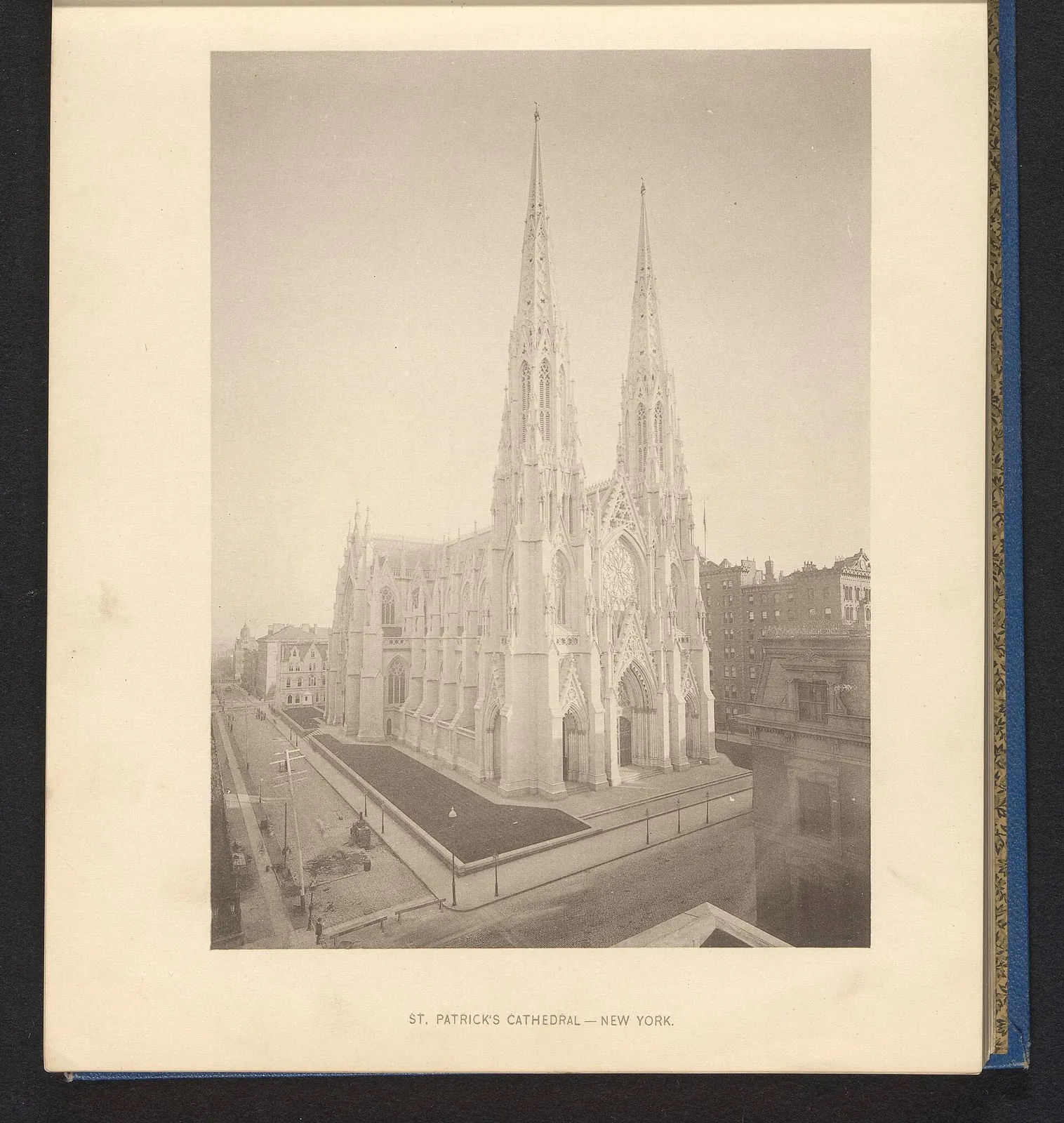 St. Patrick's Cathedral: Gezicht op Saint Patrick's Cathedral in New York St. Patrick's Cathedral - New York (titel op object), RP-F-2001-7-996-7